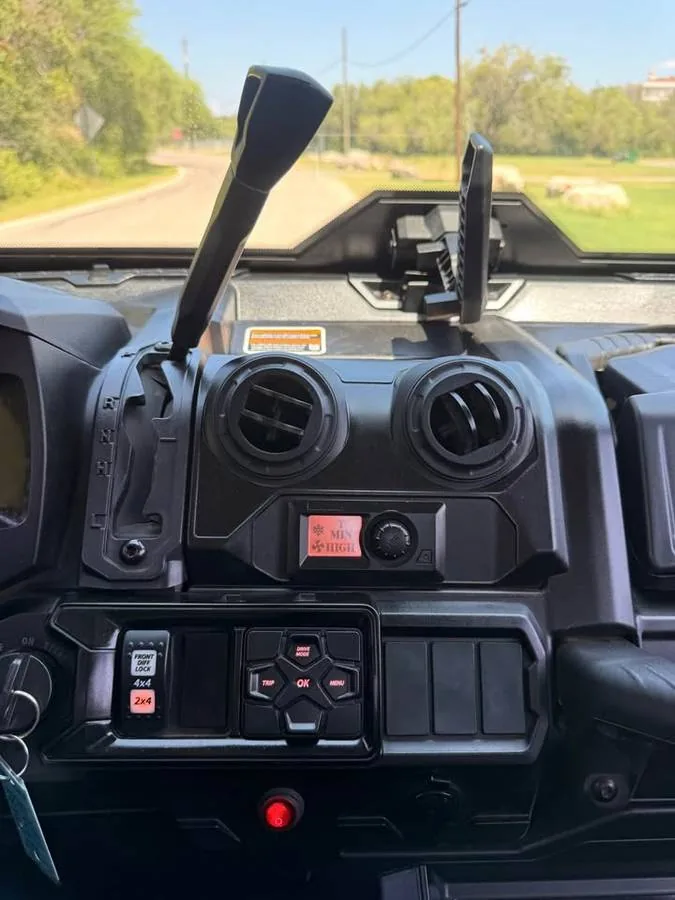 2025 Can-Am Defender 6x6 HD10 Limited — photo 14